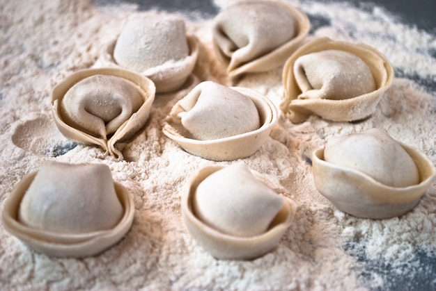 Pelmeni caseiro em uma tabela