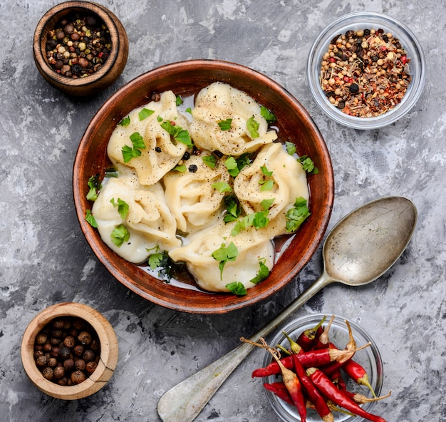 Pelmeni ucraniano en placa