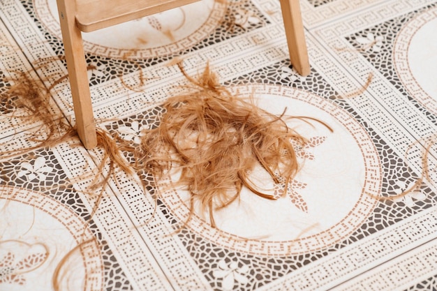 El pelo cortado cae al suelo residuos del corte de pelo
