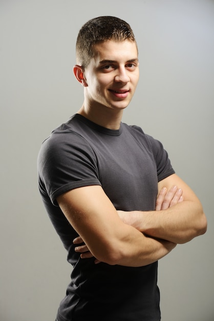 Pelo corto joven en retrato de camiseta blanca