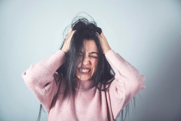 Pelo de la mano de mujer enojada