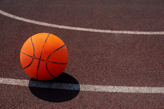 Foto pelota de baloncesto en el campo deportivo