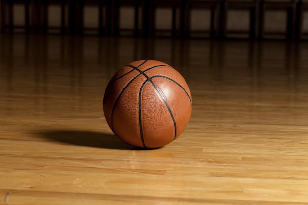 Pelota de baloncesto en una cancha