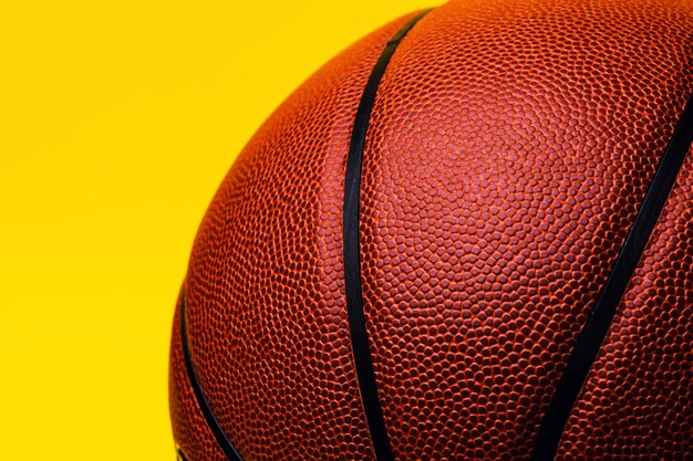 Pelota de baloncesto en el espacio amarillo.