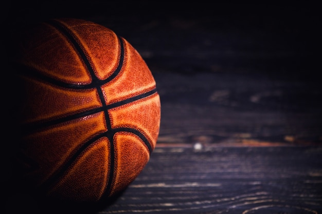 Pelota de baloncesto en el espacio de madera.