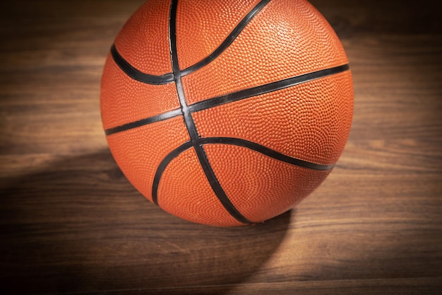 Pelota de baloncesto en la mesa de madera