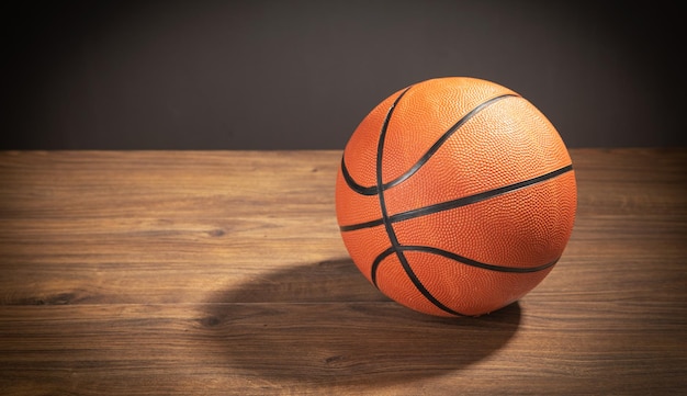 Pelota de baloncesto en la mesa de madera