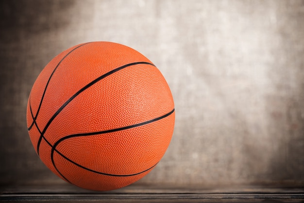 Pelota de baloncesto naranja sobre fondo