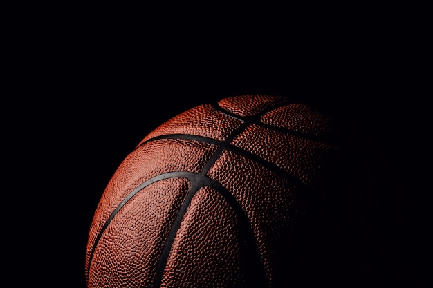 Pelota de baloncesto en negro.