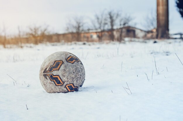 Pelota de baloncesto en la nieve.