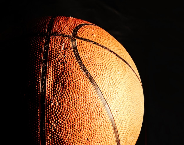 pelota de baloncesto en la oscuridad