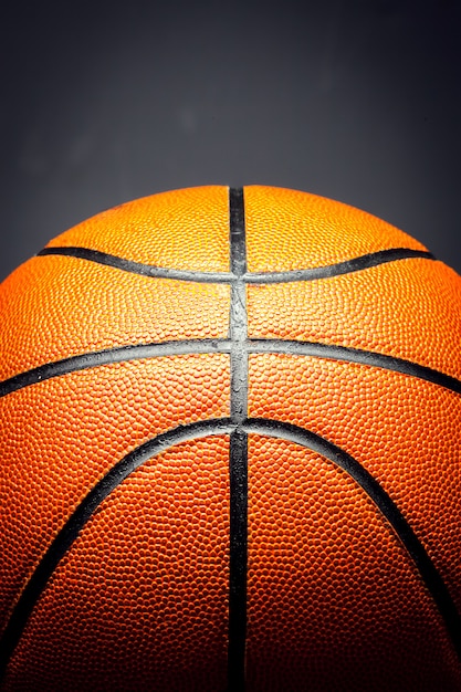 Pelota de baloncesto sobre fondo negro