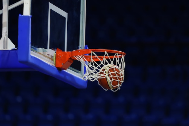 Una pelota de baloncesto vuela al ring. En el fondo de un complejo deportivo