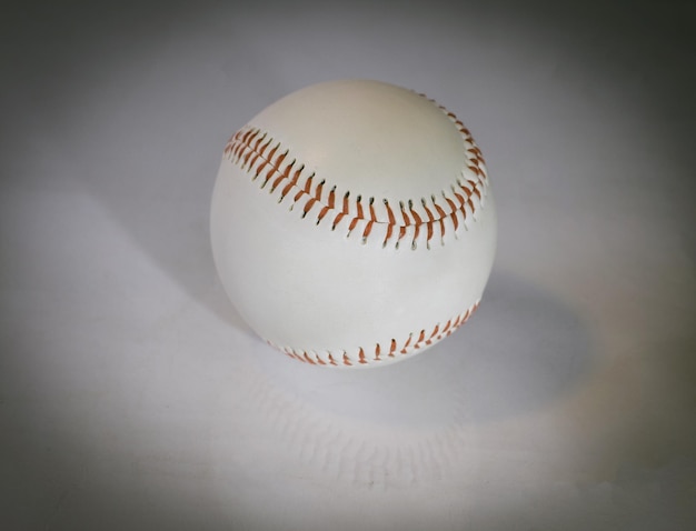 Foto pelota de béisbol aislado sobre un fondo blanco.