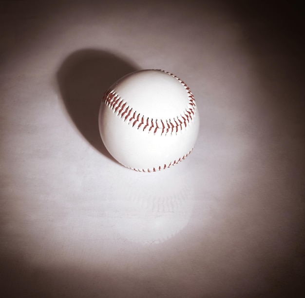 Pelota de béisbol aislado sobre un fondo blanco.