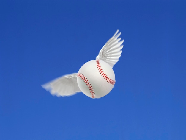 Pelota de béisbol disparada al aire con fondo de cielo azul