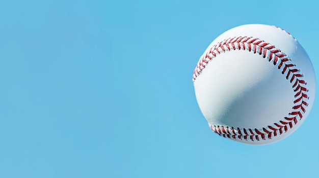 Una pelota de béisbol volando contra un cielo azul claro