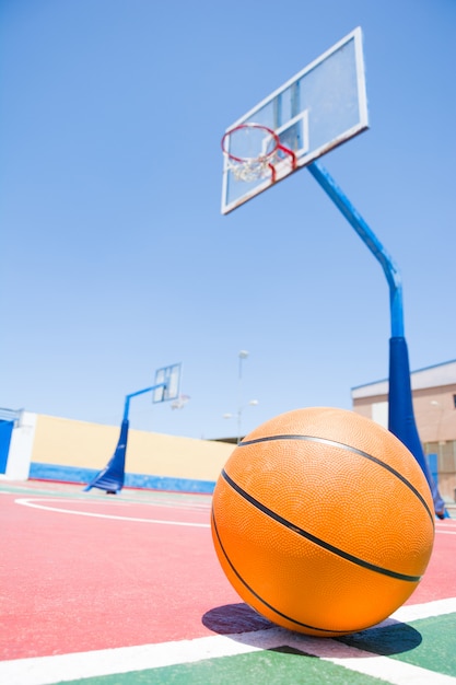 pelota en el campo de baloncesto