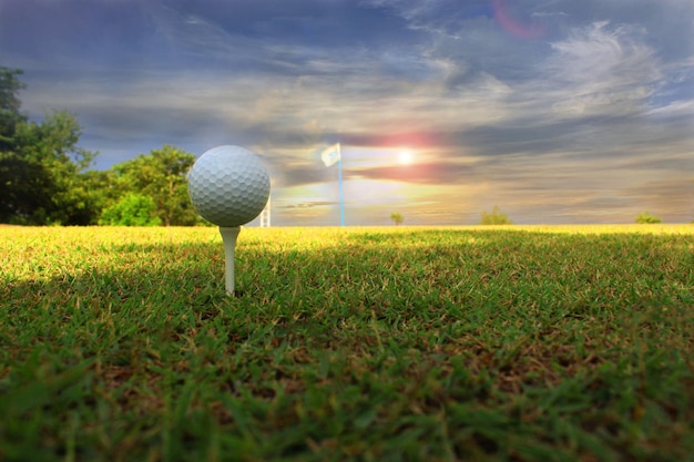 Foto la pelota en el campo contra el cielo durante la puesta del sol