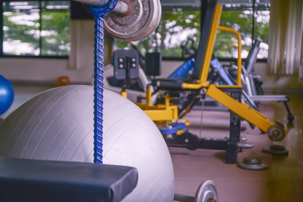 Pelota de ejercicio en fitness, equipamiento de gimnasia y pelotas de fitness en club deportivo.