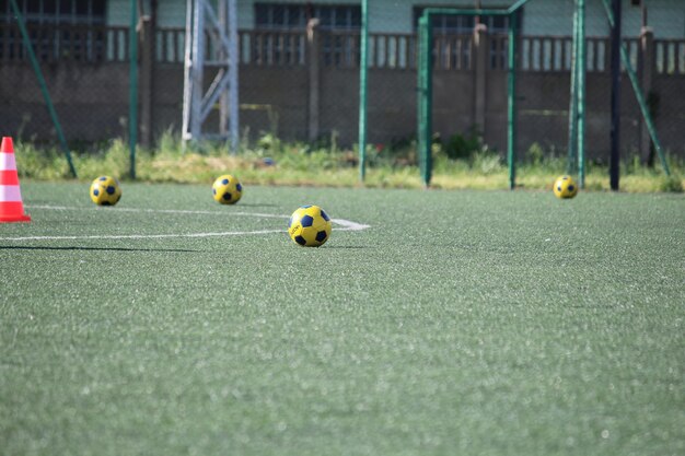 Foto pelota de fútbol en el campo