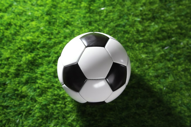 una pelota de fútbol en el césped