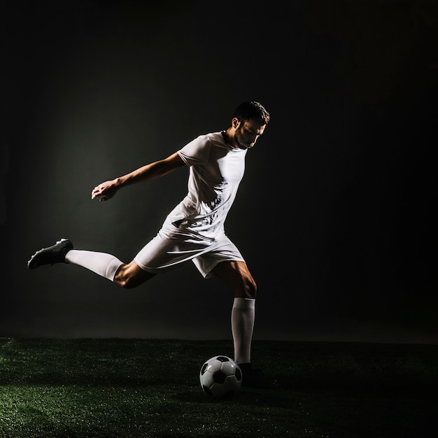 Foto pelota de fútbol jugador tiro