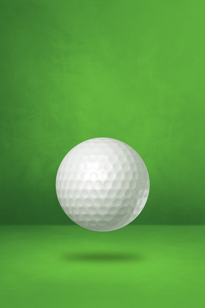 Pelota de golf blanca aislada en un fondo verde del estudio. Ilustración 3D