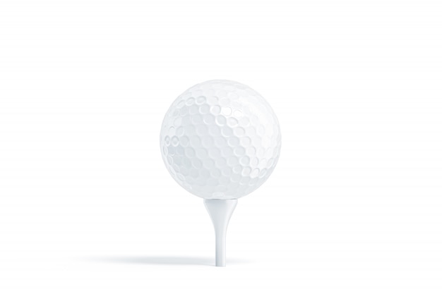 Pelota de golf blanca en blanco en tee, soporte aislado