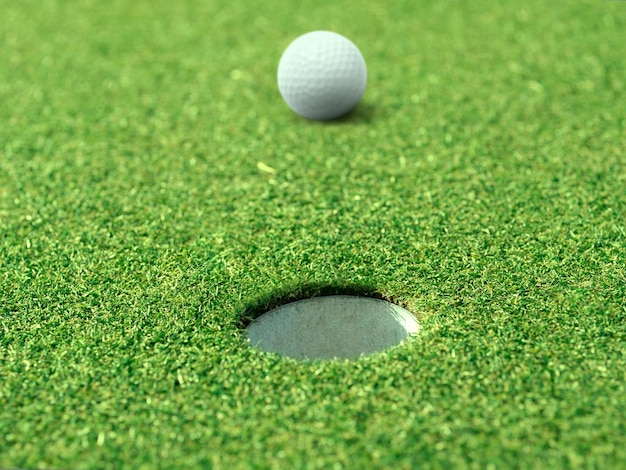 Pelota de golf en el borde de la taza de un hermoso y hermoso campo de golf