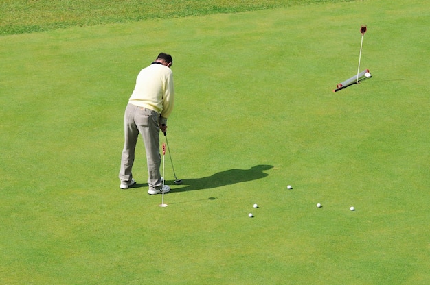 Foto pelota de golf en campo de golf deportivo y hoyo