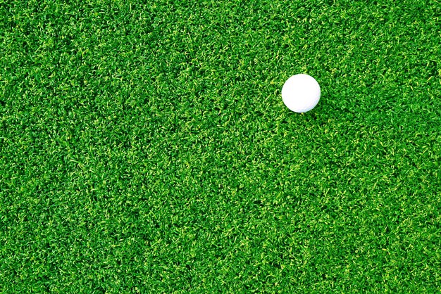 Pelota de golf de cerca sobre hierba verde en un hermoso paisaje borroso de fondo de golf Concepto de deporte internacional que se basa en habilidades de precisión para la relajación de la saludx9