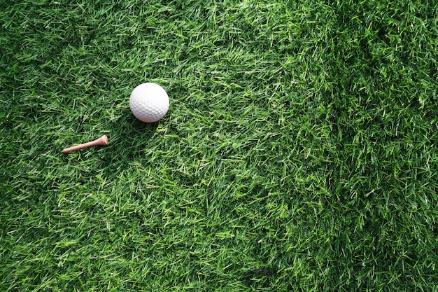 Pelota de golf de cerca sobre hierba verde en un hermoso paisaje borroso de fondo de golf Concepto de deporte internacional que se basa en habilidades de precisión para la relajación de la saludx9