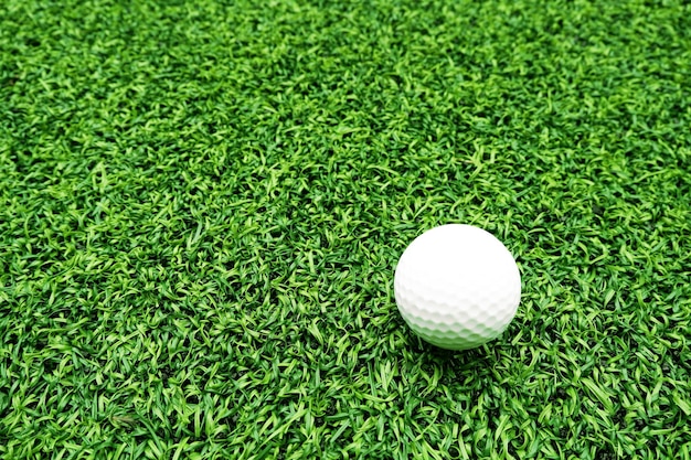 Pelota de golf de cerca sobre hierba verde en un hermoso paisaje borroso de fondo de golf Concepto de deporte internacional que se basa en habilidades de precisión para la relajación de la saludx9