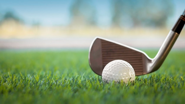 Pelota de golf de cerca en tee grass en un hermoso paisaje borroso de fondo de golf Concepto de deporte internacional que se basa en habilidades de precisión para la relajación de la saludx9