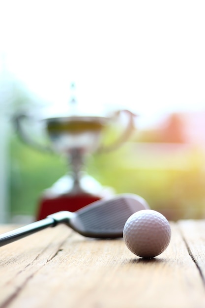 Foto pelota de golf y club de golf en la mesa de madera vieja