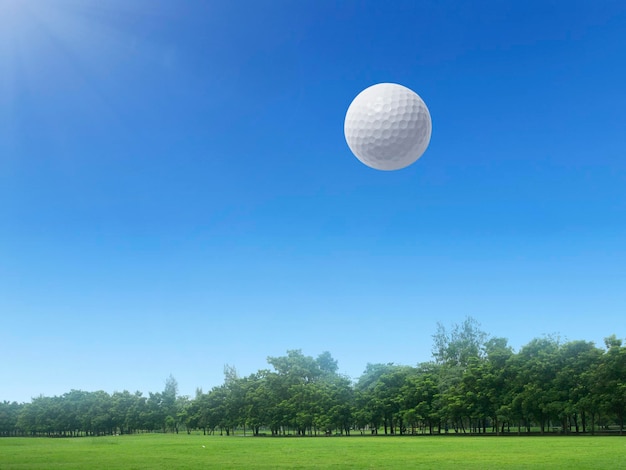 Pelota de golf flotando en el aire en un campo de golf