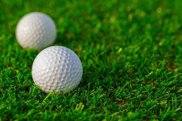 Pelota de golf sobre hierba