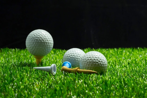 Pelota de golf sobre hierba