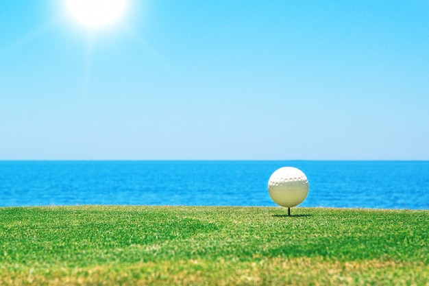 Pelota de golf en un soporte en la pared del océano. Portugal.
