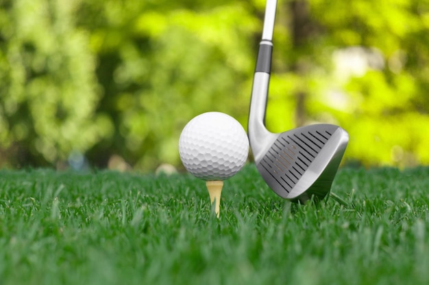 Pelota de golf en tee en campo de golf