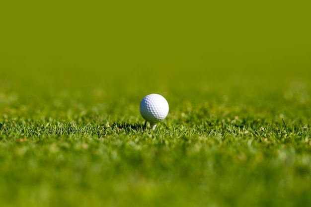 Pelota de golf en el tee lista para ser disparada Fondo del club de golf Pelota de golf deportiva en el fondo con espacio de copia