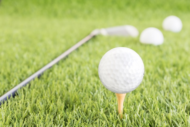 Pelota de golf en tee