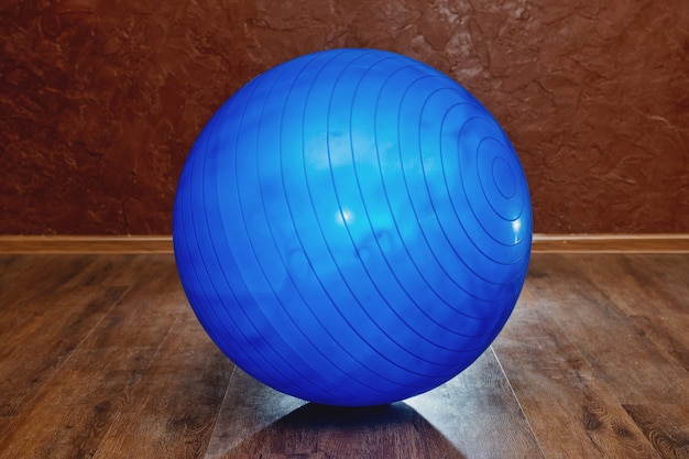 Foto pelota de goma azul fitness en el gimnasio