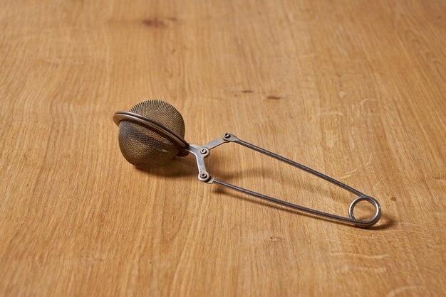 Una pelota en una mesa de madera.