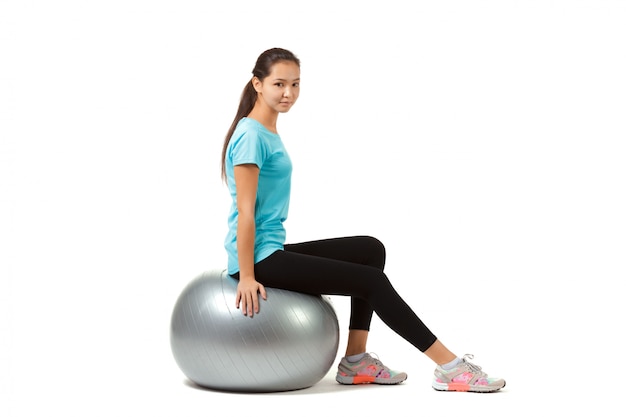 Pelota de mujer fitness y pilates