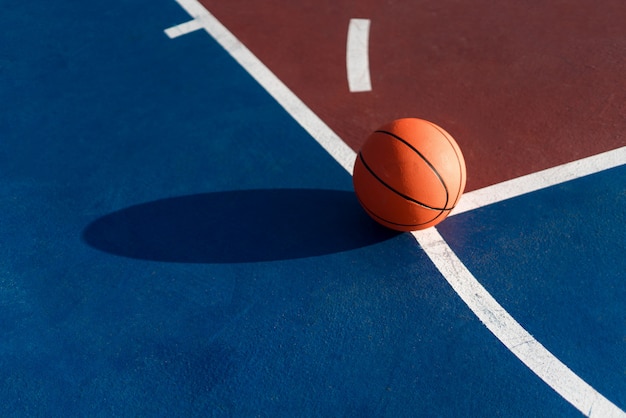 Foto una pelota naranja en la cancha de baloncesto