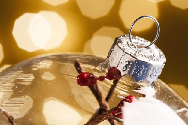 La pelota de Navidad en primer plano sobre un fondo de guirnaldas brillantes