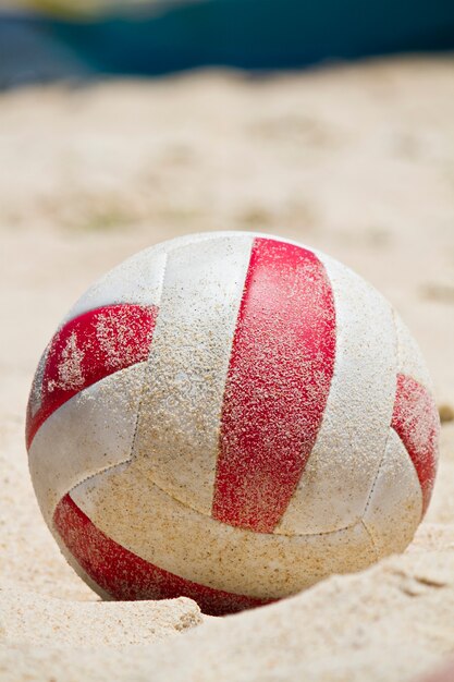 Pelota de playa en la arena