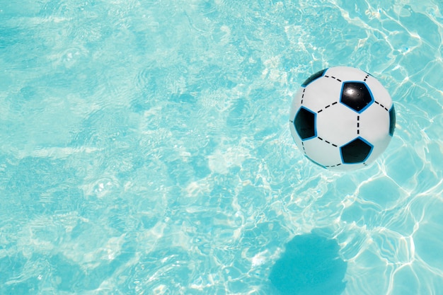 Pelota de playa en el espacio de la copia de la piscina